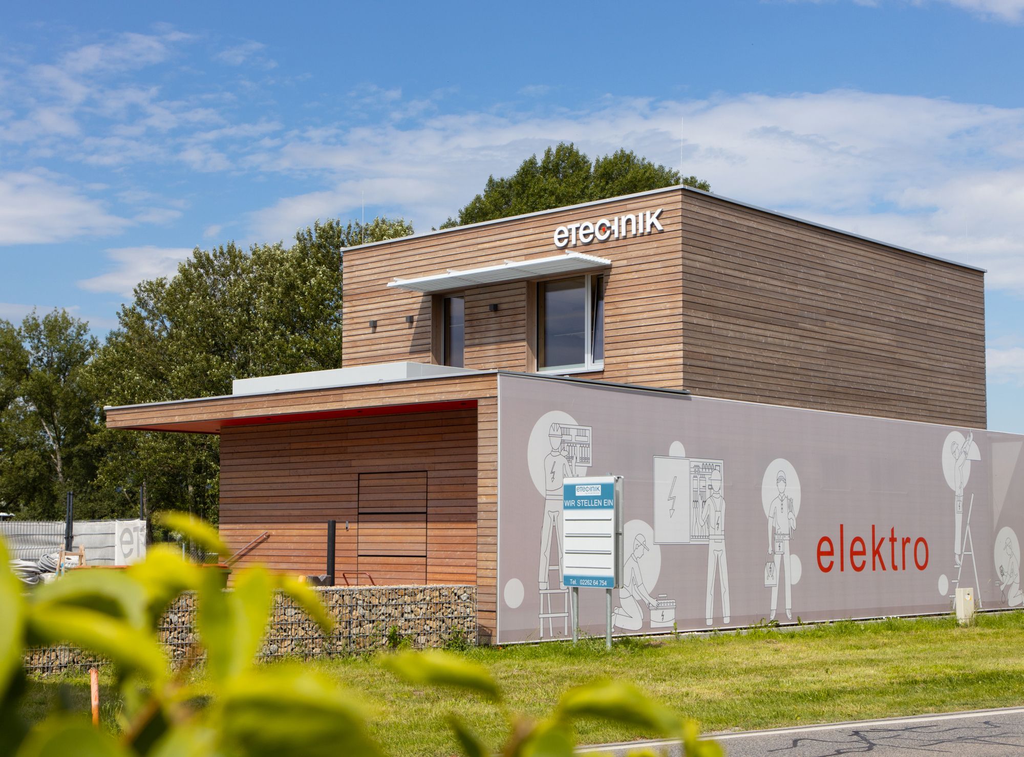 Firmengebäude unseres Elektrobetriebs bei Tageslicht